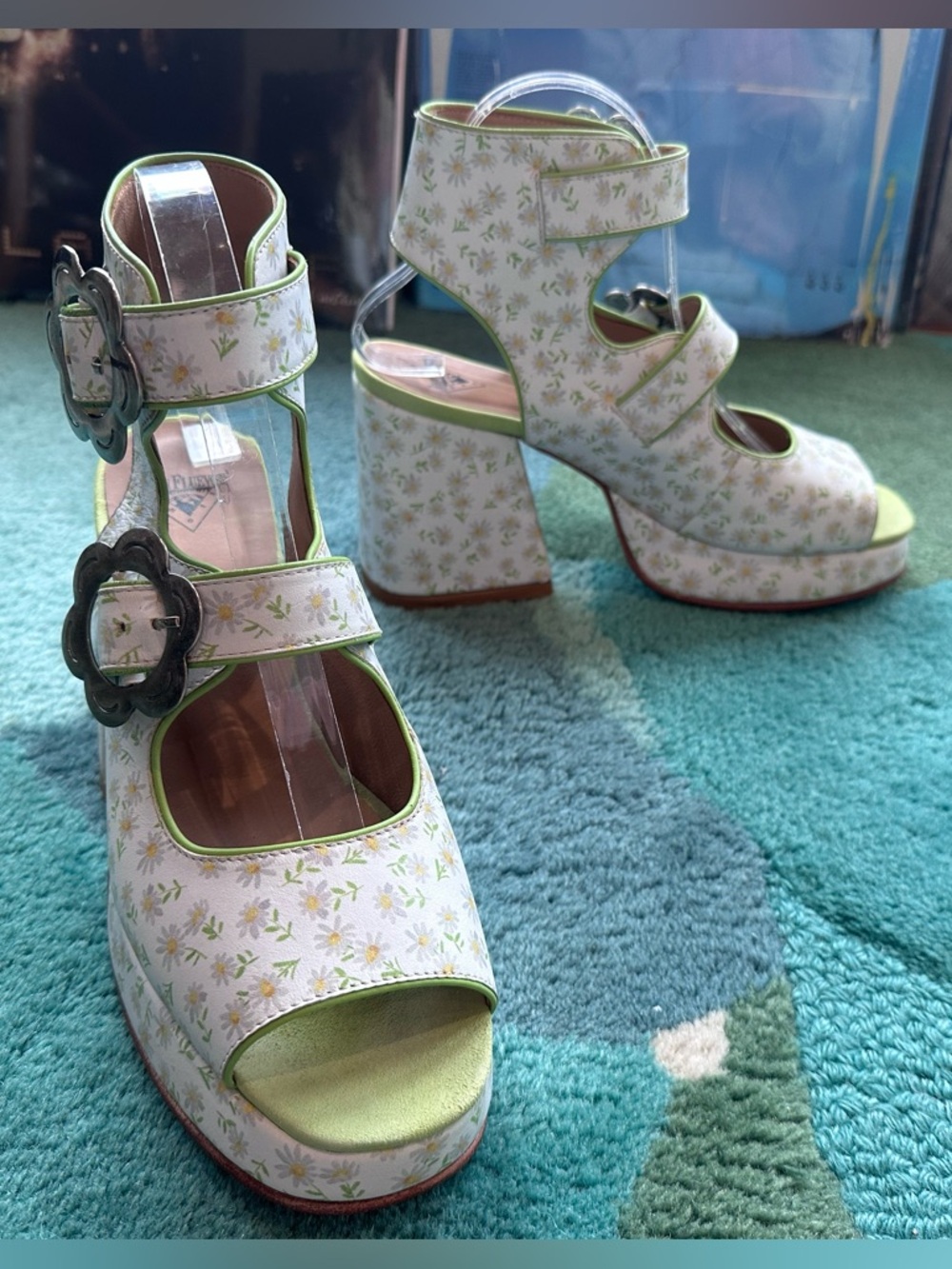 Fluevog NEARLY NEW Picnic Charleson white/green daisies buckle platform sandal-9 - Picture 3 of 16